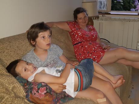 Sur les genoux de ma soeur