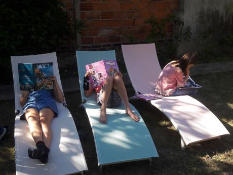 Lecture sur les chaises longues