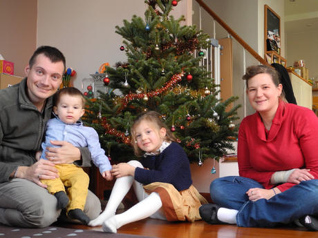 Photo de famille devant le sapin de Noël Photo de famille devant le sapin de Noël