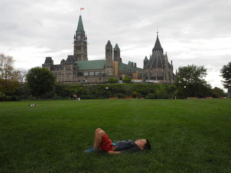 Devant la Colline du Parlement