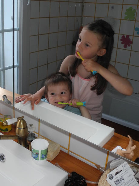 Brossage de dents entre frères et soeurs