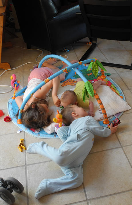 Tous sur le tapis de jeu avec Lucas