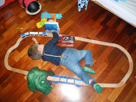 Allongé au milieu du train