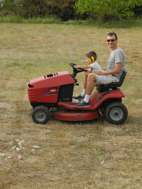Sur le tracteur avec Papa