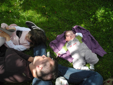 Détente dans l'herbe