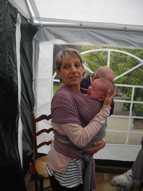 Dans l'écharpe avec Mami