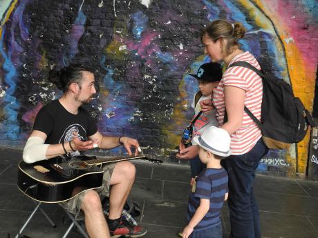 Tenir sa guitare autrement