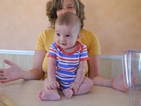 Se tenir assis tout seul