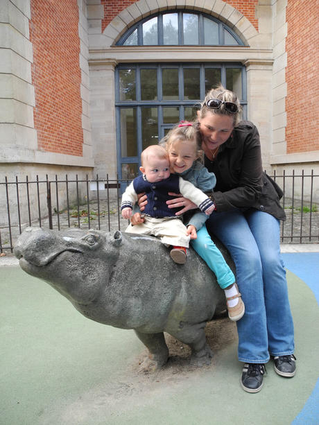 Sur le dos de bébé Hippo