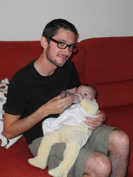 Pascal donne le biberon