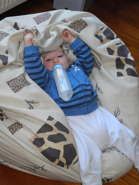 Biberon dans le pouf