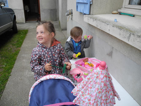 Jouer dans la cour de Papi Jouer dans la cour de Papi