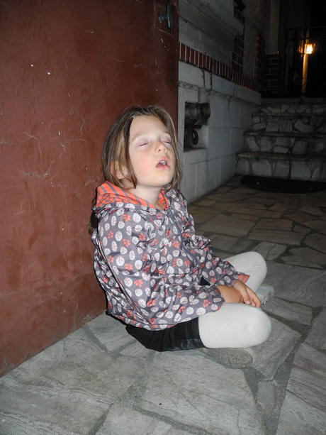 Endormie devant la maison