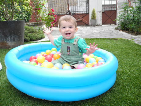 Dans la piscine à balles