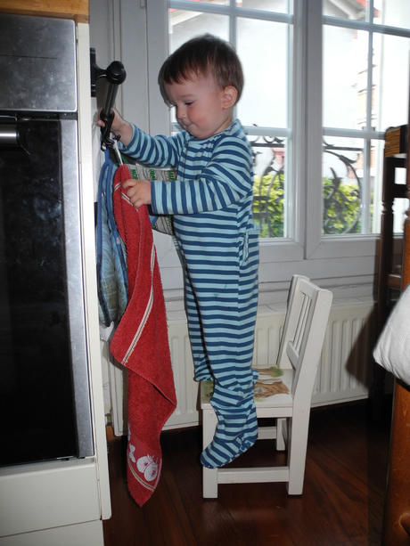 Debout sur la chaise