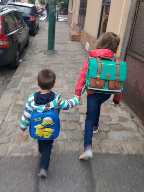 Main dans la main vers l'école