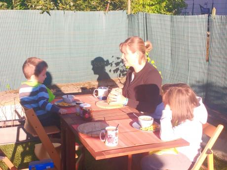 Petit déjeuner dans le jardin