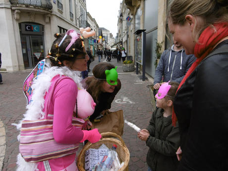 Masque rose et drôle de déguisement